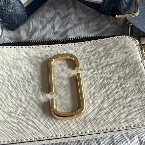 The Marc Jacobs Snapshot CrossBag. White & Gold Color . - Picture 5 of 10
